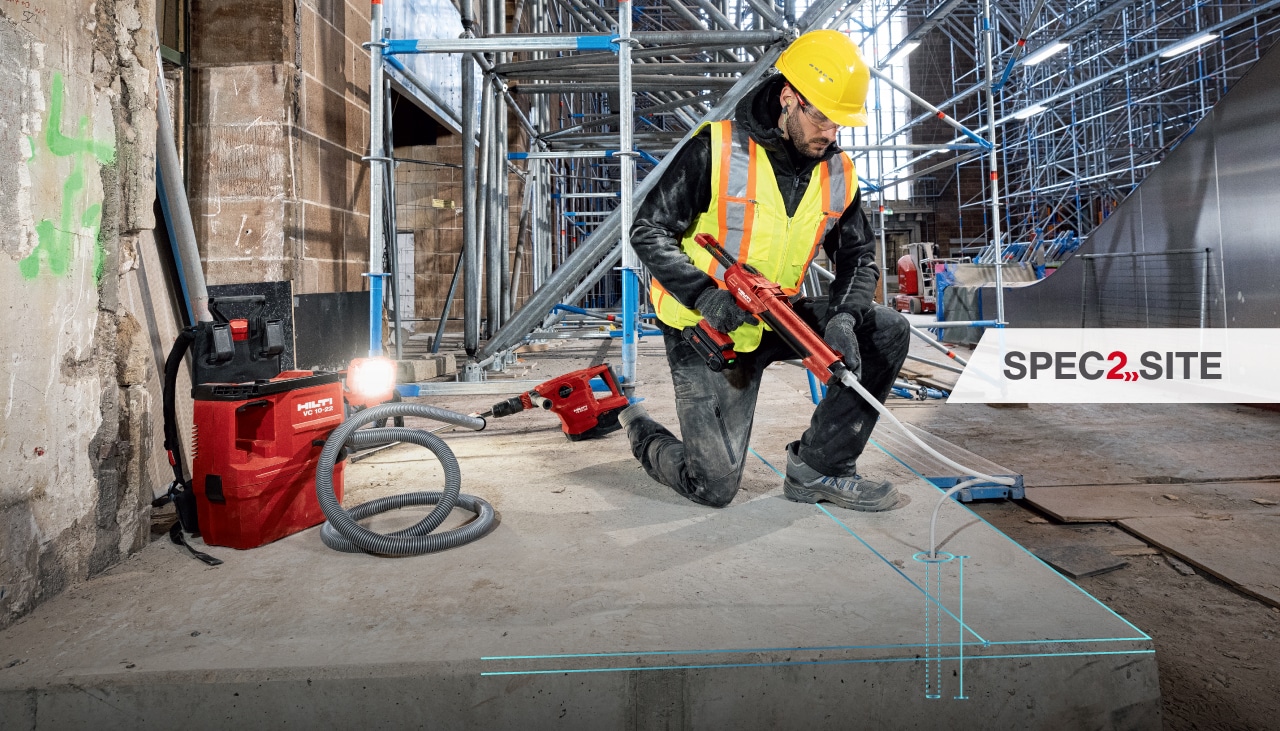 Töötaja paigladab Hilti dosaatori abil epoksüankrit auku.