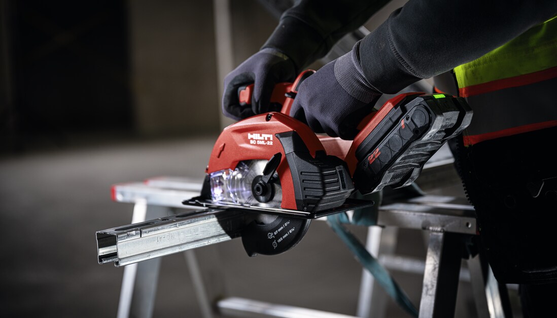 töötaja, kes kasutab metalli lõikamiseks Hilti tööriista