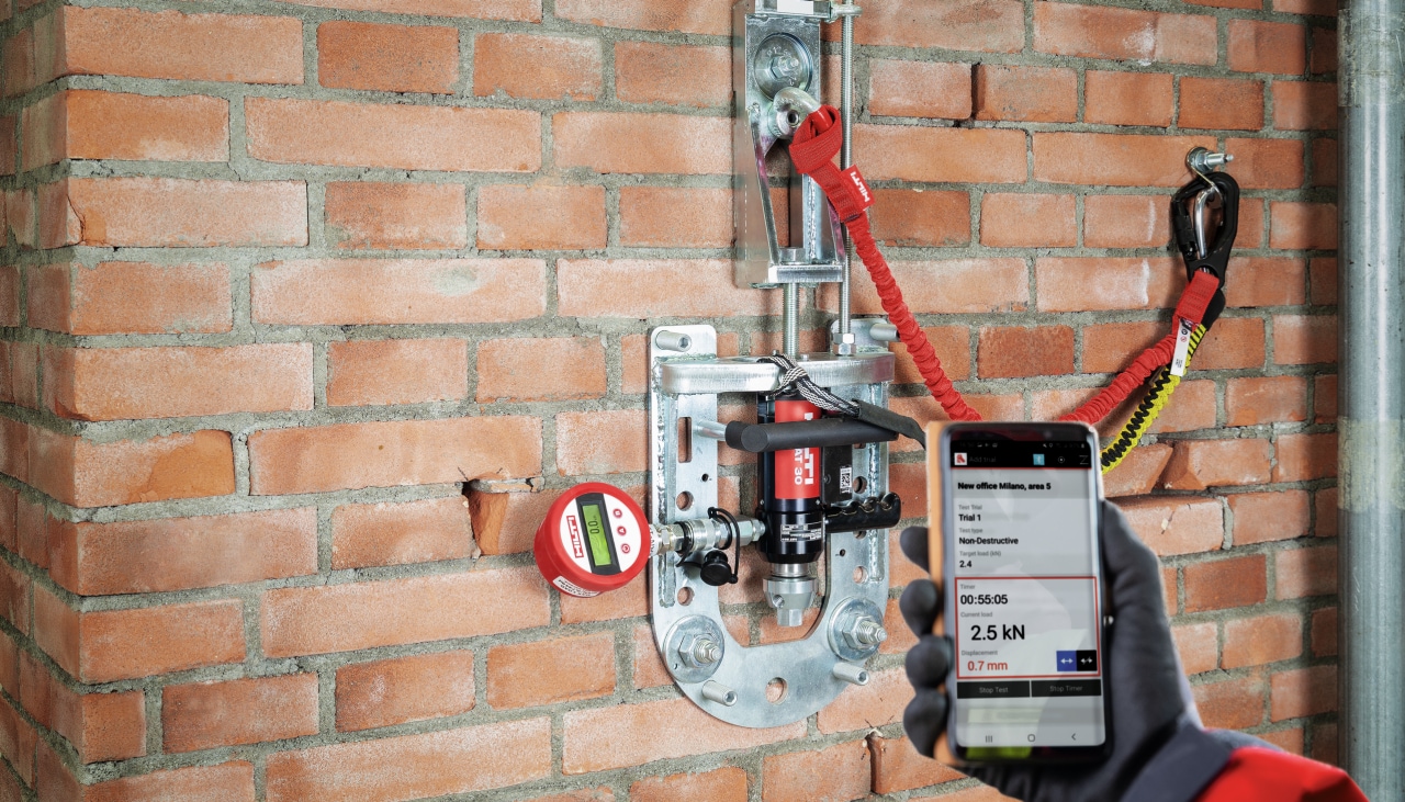 töötaja, kes kasutab hilti tööriista