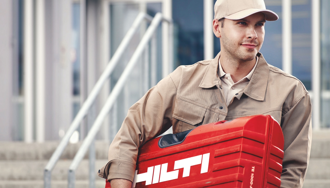 Töötaja, kes kannab hilti kohvrit