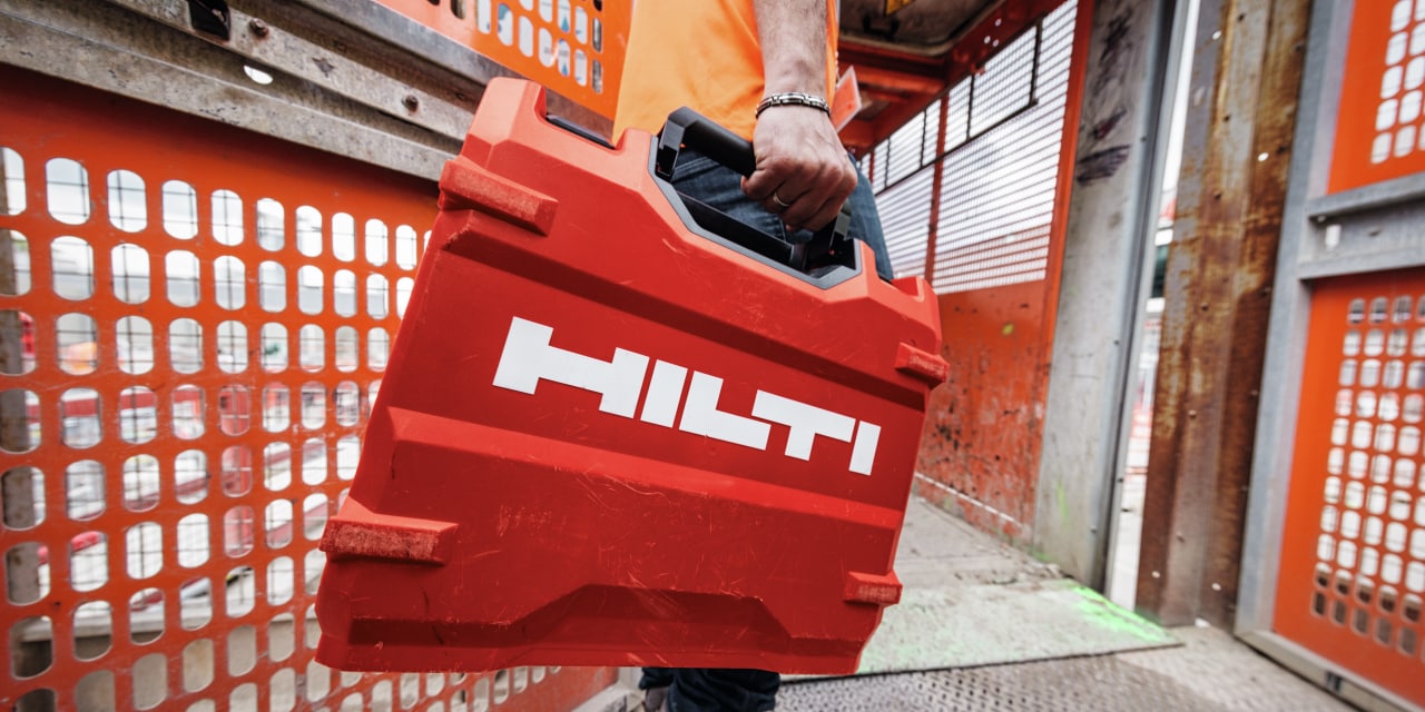 Töötaja, kes kannab hilti kohvrit