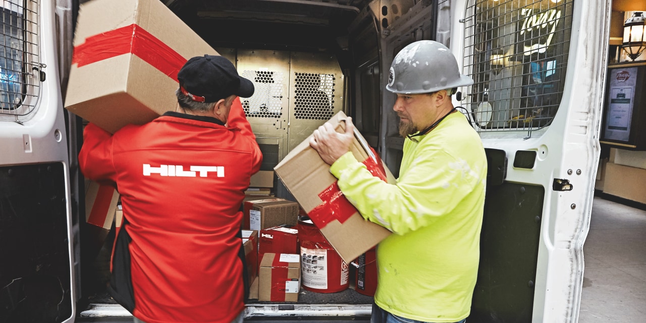 Töötajad laadivad kastid autosse