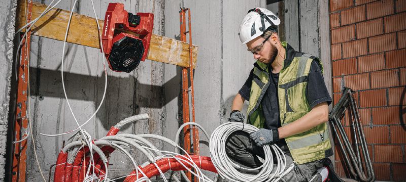 KCF 4-22 juhtmevaba töökoha ventilaator Võimas töökoha ventilaator kogu päeva kestva aku kasutusaja, pöördpea ja riputuskonksudega tööalade jahutuseks ja ventilatsiooniks (Nuroni akuplatvorm) Rakendused 1